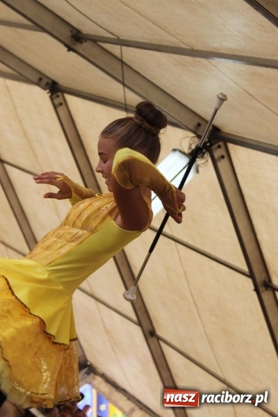 Zdjęcie w galerii na portalu naszraciborz.pl: Krzanowickie Omy i Opy, Zbóje i Mirek Jędrowski zabawiali publiczność na dożynkach powiatowych w Krzanowicach wiadomości z regionu