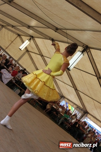 Zdjęcie w galerii na portalu naszraciborz.pl: Krzanowickie Omy i Opy, Zbóje i Mirek Jędrowski zabawiali publiczność na dożynkach powiatowych w Krzanowicach wiadomości z regionu