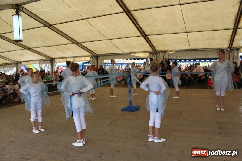 Zdjęcie w galerii na portalu naszraciborz.pl: Krzanowickie Omy i Opy, Zbóje i Mirek Jędrowski zabawiali publiczność na dożynkach powiatowych w Krzanowicach wiadomości z regionu