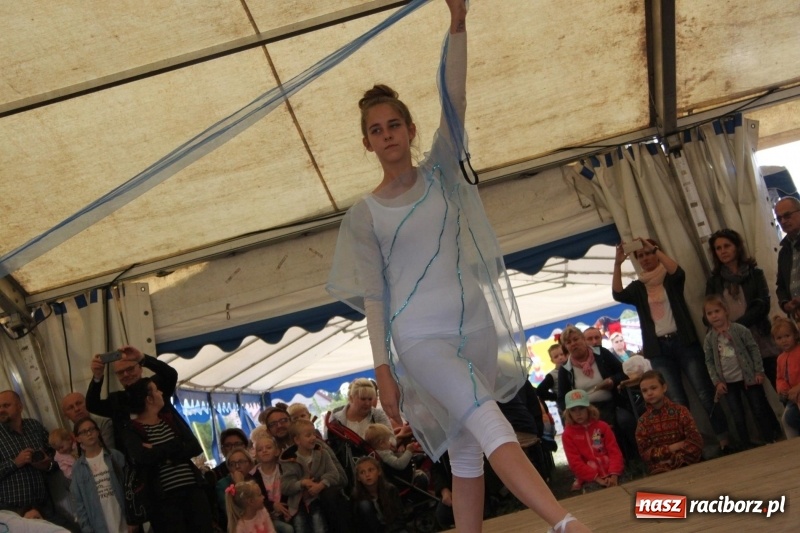 Zdjęcie w galerii na portalu naszraciborz.pl: Krzanowickie Omy i Opy, Zbóje i Mirek Jędrowski zabawiali publiczność na dożynkach powiatowych w Krzanowicach wiadomości z regionu