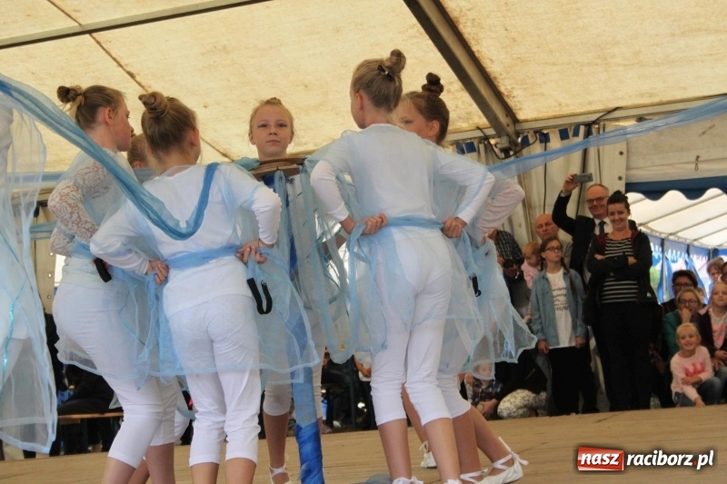 Zdjęcie w galerii na portalu naszraciborz.pl: Krzanowickie Omy i Opy, Zbóje i Mirek Jędrowski zabawiali publiczność na dożynkach powiatowych w Krzanowicach wiadomości z regionu