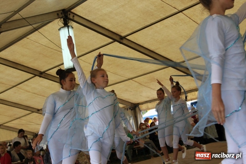 Zdjęcie w galerii na portalu naszraciborz.pl: Krzanowickie Omy i Opy, Zbóje i Mirek Jędrowski zabawiali publiczność na dożynkach powiatowych w Krzanowicach wiadomości z regionu