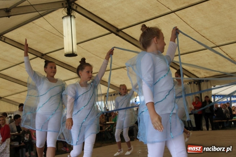 Zdjęcie w galerii na portalu naszraciborz.pl: Krzanowickie Omy i Opy, Zbóje i Mirek Jędrowski zabawiali publiczność na dożynkach powiatowych w Krzanowicach wiadomości z regionu