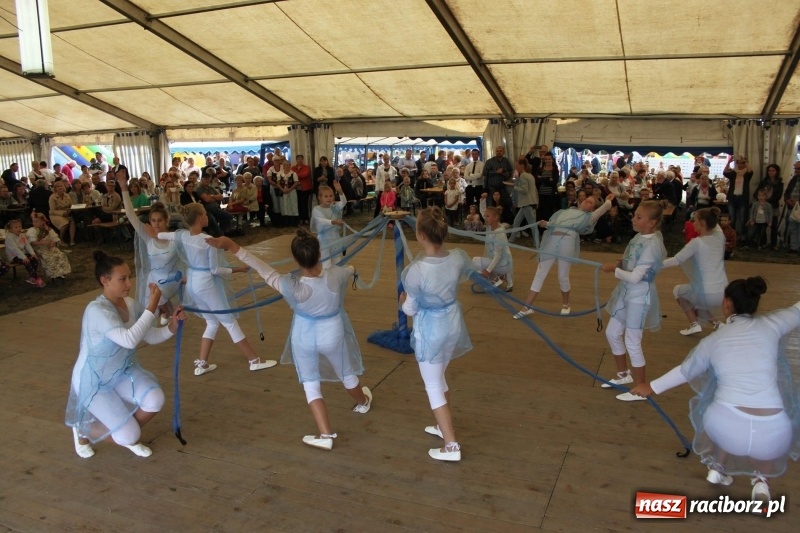 Zdjęcie w galerii na portalu naszraciborz.pl: Krzanowickie Omy i Opy, Zbóje i Mirek Jędrowski zabawiali publiczność na dożynkach powiatowych w Krzanowicach wiadomości z regionu