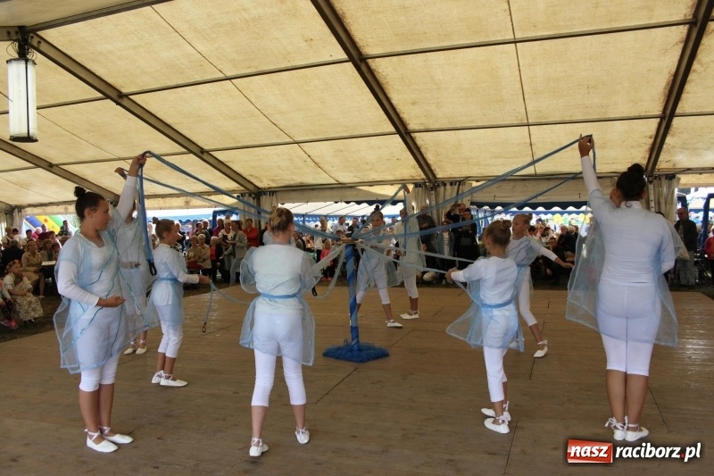 Zdjęcie w galerii na portalu naszraciborz.pl: Krzanowickie Omy i Opy, Zbóje i Mirek Jędrowski zabawiali publiczność na dożynkach powiatowych w Krzanowicach wiadomości z regionu
