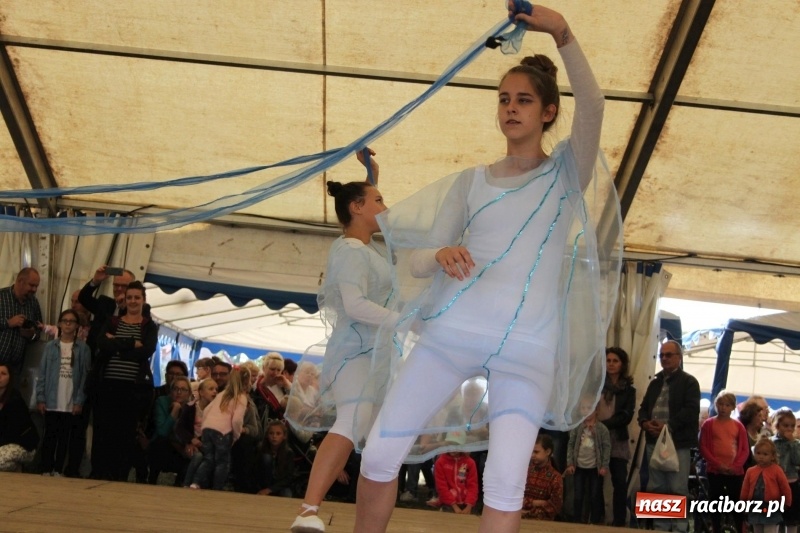 Zdjęcie w galerii na portalu naszraciborz.pl: Krzanowickie Omy i Opy, Zbóje i Mirek Jędrowski zabawiali publiczność na dożynkach powiatowych w Krzanowicach wiadomości z regionu