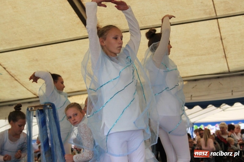 Zdjęcie w galerii na portalu naszraciborz.pl: Krzanowickie Omy i Opy, Zbóje i Mirek Jędrowski zabawiali publiczność na dożynkach powiatowych w Krzanowicach wiadomości z regionu