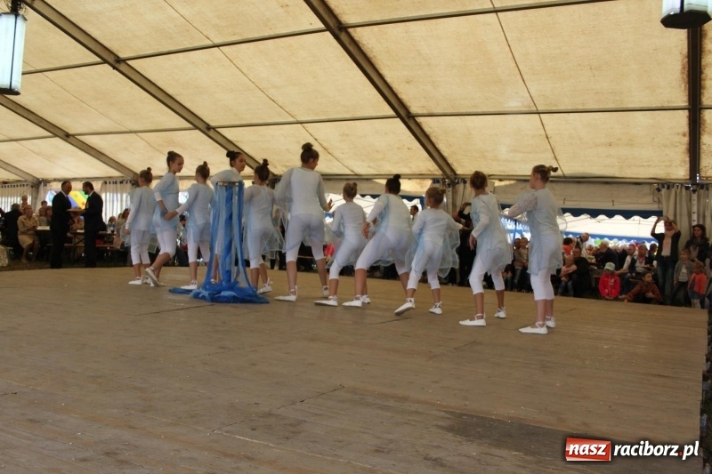 Zdjęcie w galerii na portalu naszraciborz.pl: Krzanowickie Omy i Opy, Zbóje i Mirek Jędrowski zabawiali publiczność na dożynkach powiatowych w Krzanowicach wiadomości z regionu