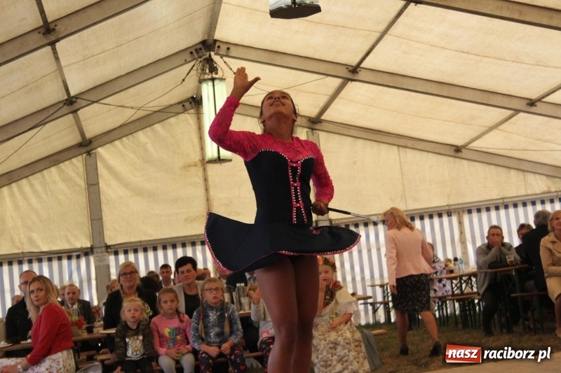 Zdjęcie w galerii na portalu naszraciborz.pl: Krzanowickie Omy i Opy, Zbóje i Mirek Jędrowski zabawiali publiczność na dożynkach powiatowych w Krzanowicach wiadomości z regionu