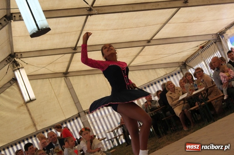 Zdjęcie w galerii na portalu naszraciborz.pl: Krzanowickie Omy i Opy, Zbóje i Mirek Jędrowski zabawiali publiczność na dożynkach powiatowych w Krzanowicach wiadomości z regionu