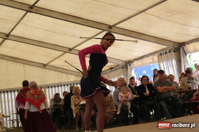 Zdjęcie w galerii na portalu naszraciborz.pl: Krzanowickie Omy i Opy, Zbóje i Mirek Jędrowski zabawiali publiczność na dożynkach powiatowych w Krzanowicach wiadomości z regionu