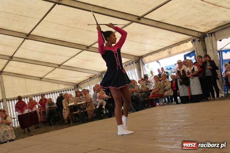 Zdjęcie w galerii na portalu naszraciborz.pl: Krzanowickie Omy i Opy, Zbóje i Mirek Jędrowski zabawiali publiczność na dożynkach powiatowych w Krzanowicach wiadomości z regionu