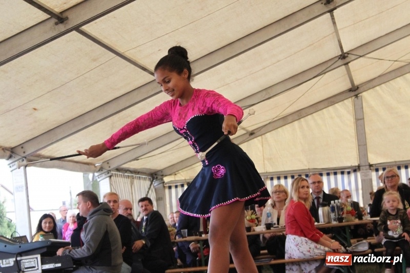 Zdjęcie w galerii na portalu naszraciborz.pl: Krzanowickie Omy i Opy, Zbóje i Mirek Jędrowski zabawiali publiczność na dożynkach powiatowych w Krzanowicach wiadomości z regionu