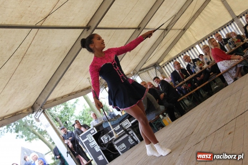 Zdjęcie w galerii na portalu naszraciborz.pl: Krzanowickie Omy i Opy, Zbóje i Mirek Jędrowski zabawiali publiczność na dożynkach powiatowych w Krzanowicach wiadomości z regionu