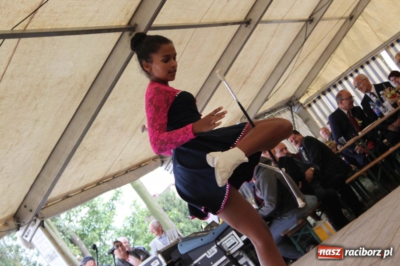 Zdjęcie w galerii na portalu naszraciborz.pl: Krzanowickie Omy i Opy, Zbóje i Mirek Jędrowski zabawiali publiczność na dożynkach powiatowych w Krzanowicach wiadomości z regionu