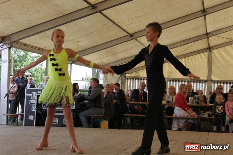 Zdjęcie w galerii na portalu naszraciborz.pl: Krzanowickie Omy i Opy, Zbóje i Mirek Jędrowski zabawiali publiczność na dożynkach powiatowych w Krzanowicach wiadomości z regionu