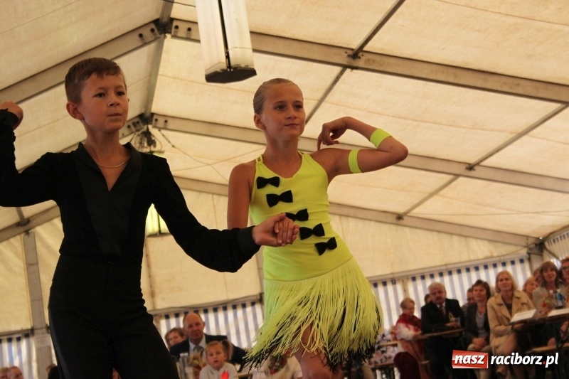 Zdjęcie w galerii na portalu naszraciborz.pl: Krzanowickie Omy i Opy, Zbóje i Mirek Jędrowski zabawiali publiczność na dożynkach powiatowych w Krzanowicach wiadomości z regionu