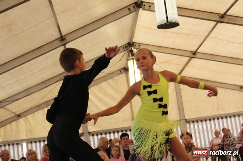 Zdjęcie w galerii na portalu naszraciborz.pl: Krzanowickie Omy i Opy, Zbóje i Mirek Jędrowski zabawiali publiczność na dożynkach powiatowych w Krzanowicach wiadomości z regionu