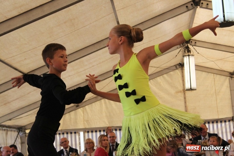Zdjęcie w galerii na portalu naszraciborz.pl: Krzanowickie Omy i Opy, Zbóje i Mirek Jędrowski zabawiali publiczność na dożynkach powiatowych w Krzanowicach wiadomości z regionu