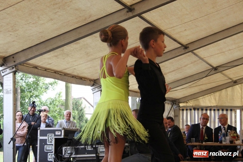 Zdjęcie w galerii na portalu naszraciborz.pl: Krzanowickie Omy i Opy, Zbóje i Mirek Jędrowski zabawiali publiczność na dożynkach powiatowych w Krzanowicach wiadomości z regionu