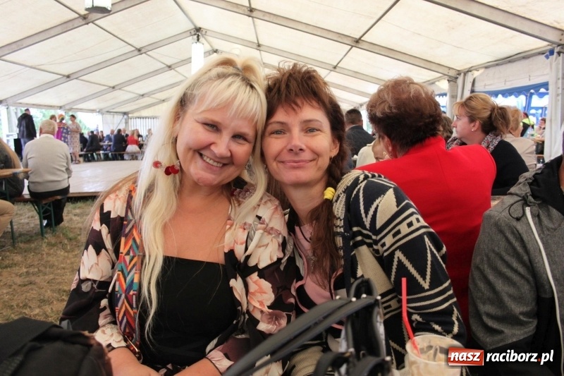 Zdjęcie w galerii na portalu naszraciborz.pl: Krzanowickie Omy i Opy, Zbóje i Mirek Jędrowski zabawiali publiczność na dożynkach powiatowych w Krzanowicach wiadomości z regionu