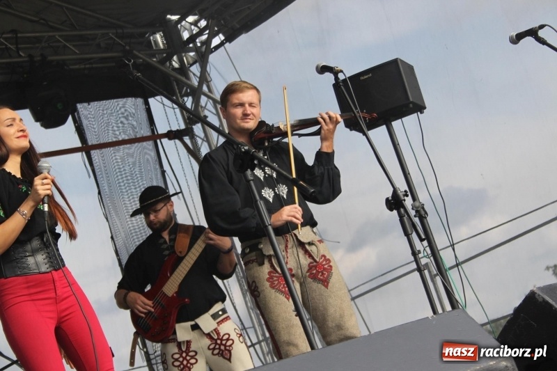 Zdjęcie w galerii na portalu naszraciborz.pl: Krzanowickie Omy i Opy, Zbóje i Mirek Jędrowski zabawiali publiczność na dożynkach powiatowych w Krzanowicach wiadomości z regionu