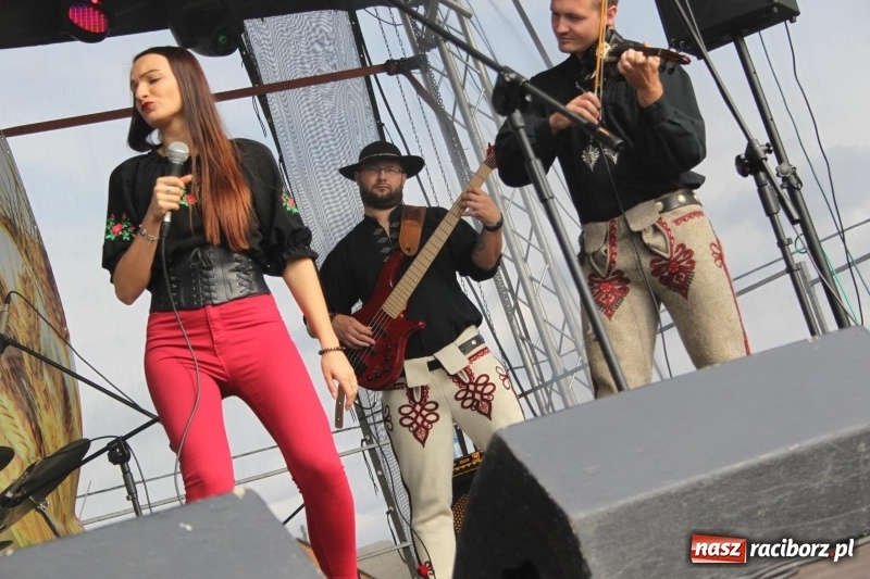 Zdjęcie w galerii na portalu naszraciborz.pl: Krzanowickie Omy i Opy, Zbóje i Mirek Jędrowski zabawiali publiczność na dożynkach powiatowych w Krzanowicach wiadomości z regionu