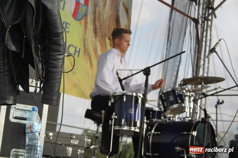 Zdjęcie w galerii na portalu naszraciborz.pl: Krzanowickie Omy i Opy, Zbóje i Mirek Jędrowski zabawiali publiczność na dożynkach powiatowych w Krzanowicach wiadomości z regionu