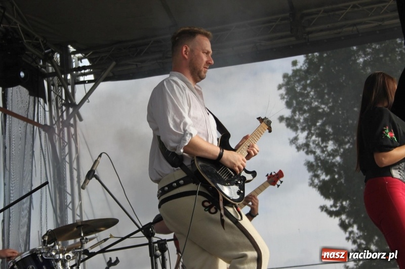 Zdjęcie w galerii na portalu naszraciborz.pl: Krzanowickie Omy i Opy, Zbóje i Mirek Jędrowski zabawiali publiczność na dożynkach powiatowych w Krzanowicach wiadomości z regionu