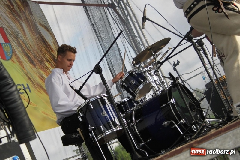 Zdjęcie w galerii na portalu naszraciborz.pl: Krzanowickie Omy i Opy, Zbóje i Mirek Jędrowski zabawiali publiczność na dożynkach powiatowych w Krzanowicach wiadomości z regionu