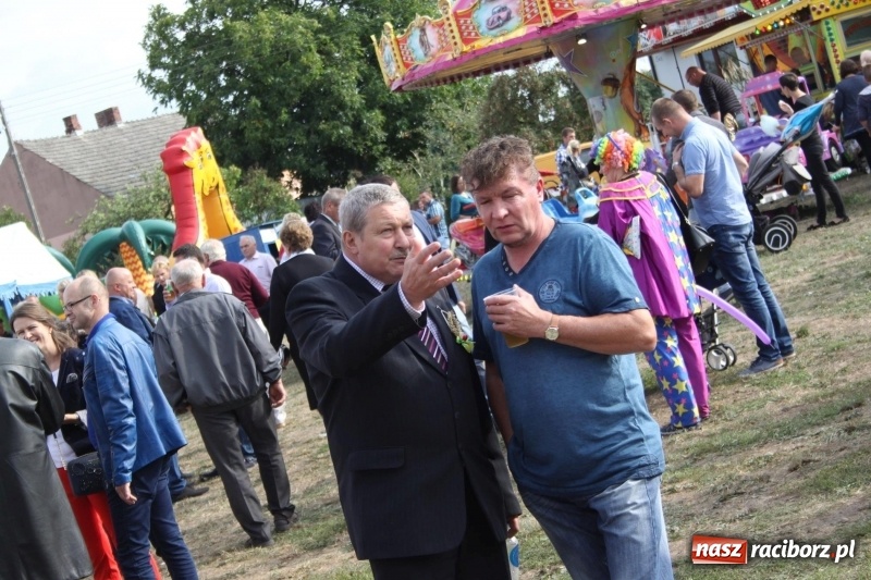 Zdjęcie w galerii na portalu naszraciborz.pl: Krzanowickie Omy i Opy, Zbóje i Mirek Jędrowski zabawiali publiczność na dożynkach powiatowych w Krzanowicach wiadomości z regionu