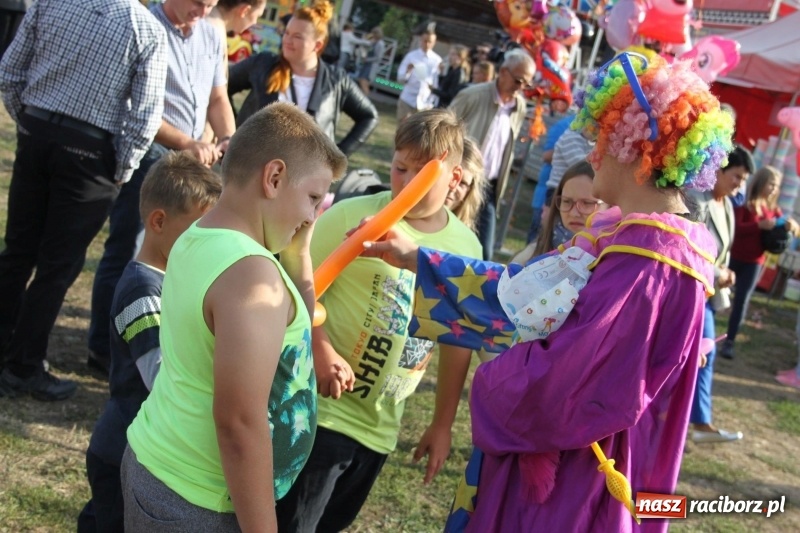 Zdjęcie w galerii na portalu naszraciborz.pl: Krzanowickie Omy i Opy, Zbóje i Mirek Jędrowski zabawiali publiczność na dożynkach powiatowych w Krzanowicach wiadomości z regionu