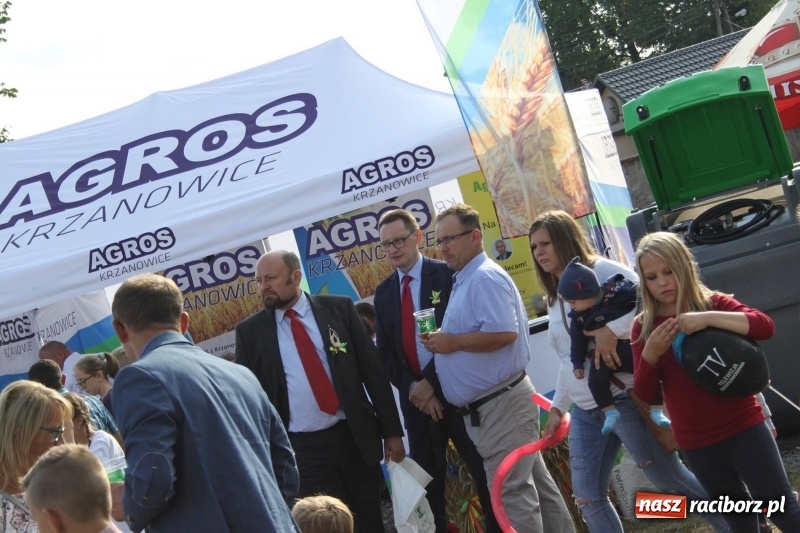 Zdjęcie w galerii na portalu naszraciborz.pl: Krzanowickie Omy i Opy, Zbóje i Mirek Jędrowski zabawiali publiczność na dożynkach powiatowych w Krzanowicach wiadomości z regionu