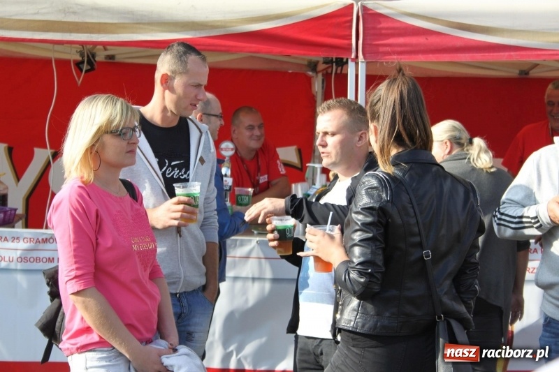 Zdjęcie w galerii na portalu naszraciborz.pl: Krzanowickie Omy i Opy, Zbóje i Mirek Jędrowski zabawiali publiczność na dożynkach powiatowych w Krzanowicach wiadomości z regionu