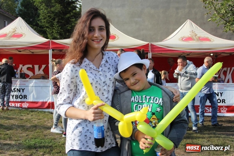 Zdjęcie w galerii na portalu naszraciborz.pl: Krzanowickie Omy i Opy, Zbóje i Mirek Jędrowski zabawiali publiczność na dożynkach powiatowych w Krzanowicach wiadomości z regionu