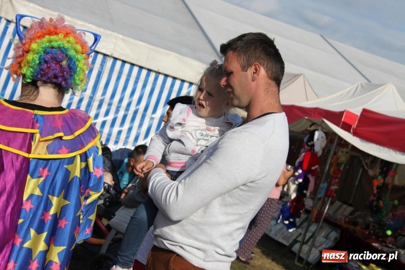 Zdjęcie w galerii na portalu naszraciborz.pl: Krzanowickie Omy i Opy, Zbóje i Mirek Jędrowski zabawiali publiczność na dożynkach powiatowych w Krzanowicach wiadomości z regionu