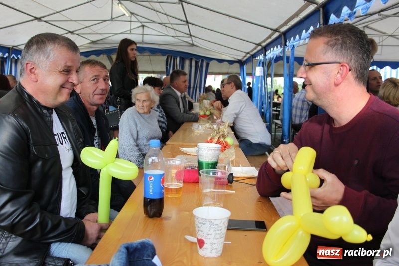 Zdjęcie w galerii na portalu naszraciborz.pl: Krzanowickie Omy i Opy, Zbóje i Mirek Jędrowski zabawiali publiczność na dożynkach powiatowych w Krzanowicach wiadomości z regionu