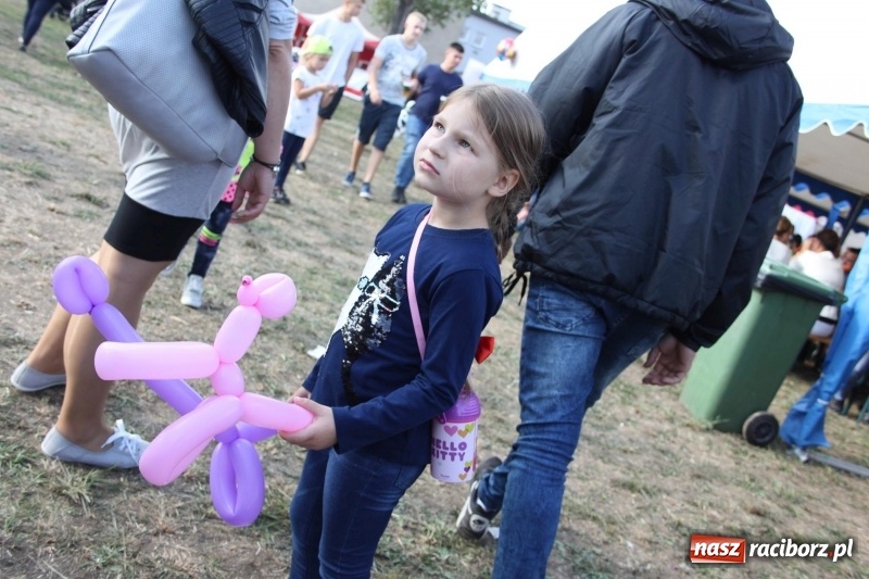 Zdjęcie w galerii na portalu naszraciborz.pl: Krzanowickie Omy i Opy, Zbóje i Mirek Jędrowski zabawiali publiczność na dożynkach powiatowych w Krzanowicach wiadomości z regionu