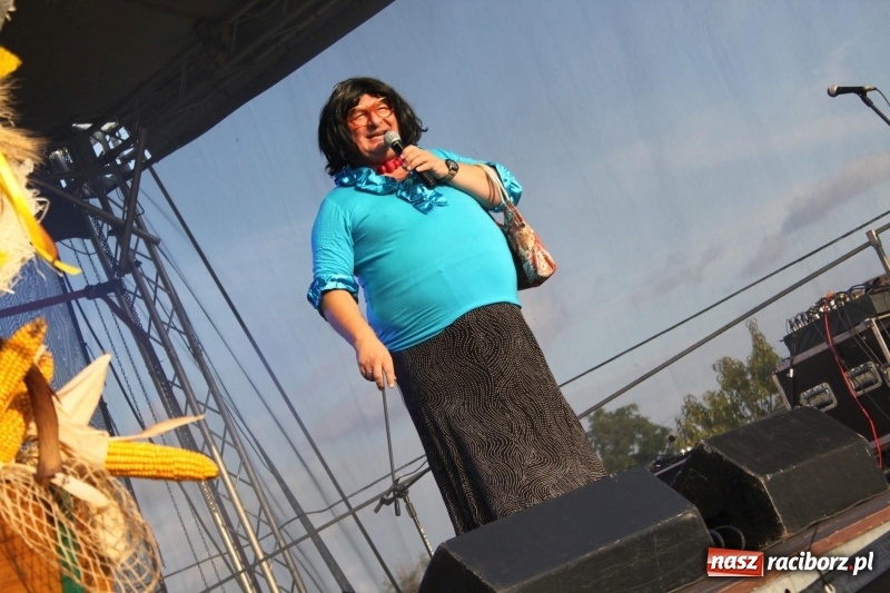 Zdjęcie w galerii na portalu naszraciborz.pl: Krzanowickie Omy i Opy, Zbóje i Mirek Jędrowski zabawiali publiczność na dożynkach powiatowych w Krzanowicach wiadomości z regionu