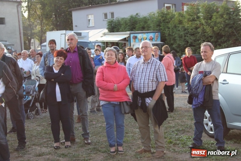 Zdjęcie w galerii na portalu naszraciborz.pl: Krzanowickie Omy i Opy, Zbóje i Mirek Jędrowski zabawiali publiczność na dożynkach powiatowych w Krzanowicach wiadomości z regionu