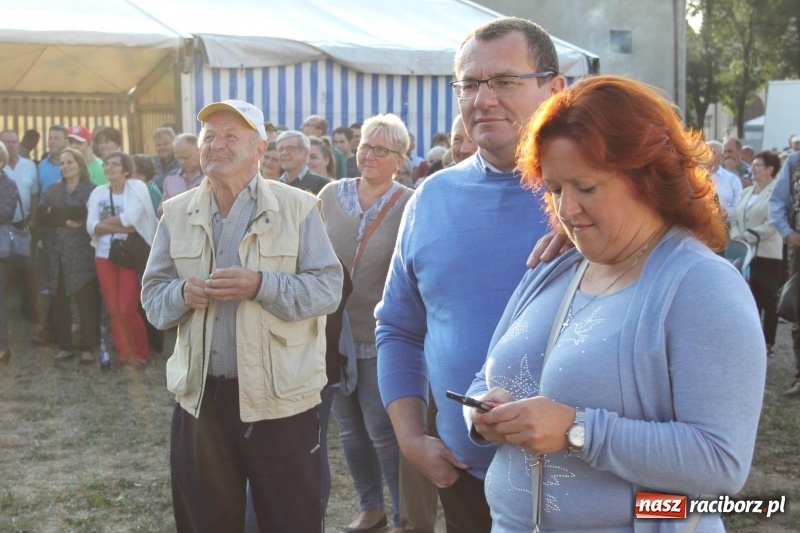 Zdjęcie w galerii na portalu naszraciborz.pl: Krzanowickie Omy i Opy, Zbóje i Mirek Jędrowski zabawiali publiczność na dożynkach powiatowych w Krzanowicach wiadomości z regionu