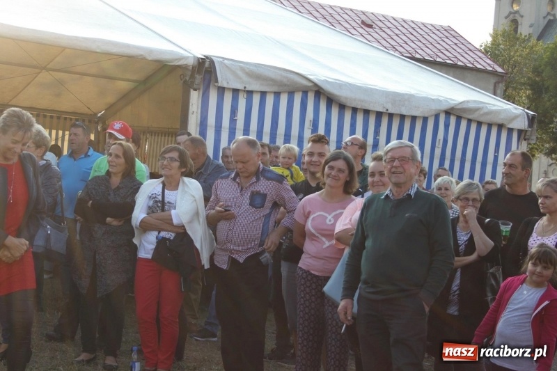 Zdjęcie w galerii na portalu naszraciborz.pl: Krzanowickie Omy i Opy, Zbóje i Mirek Jędrowski zabawiali publiczność na dożynkach powiatowych w Krzanowicach wiadomości z regionu
