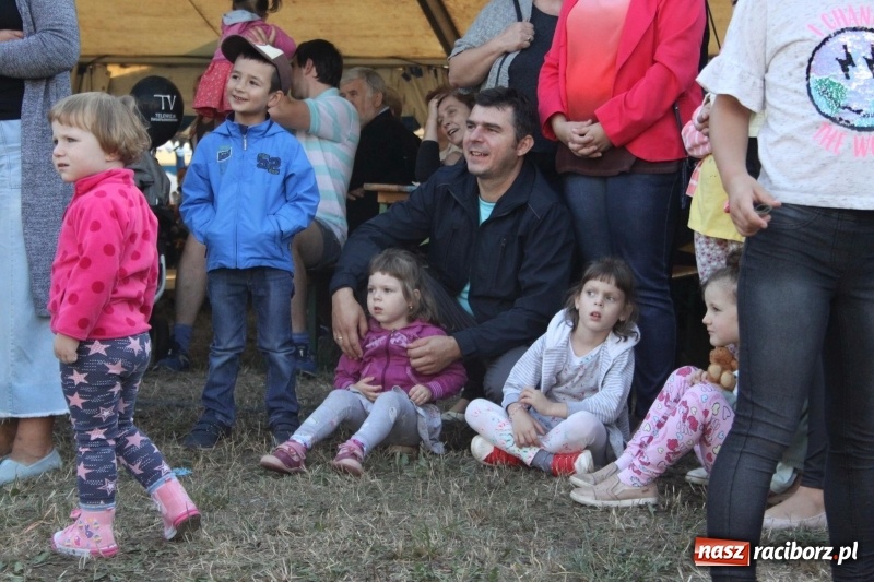Zdjęcie w galerii na portalu naszraciborz.pl: Krzanowickie Omy i Opy, Zbóje i Mirek Jędrowski zabawiali publiczność na dożynkach powiatowych w Krzanowicach wiadomości z regionu