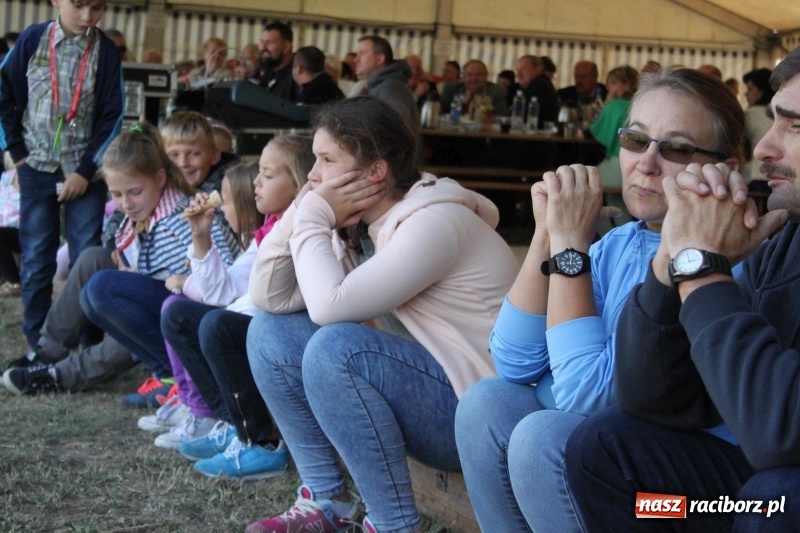 Zdjęcie w galerii na portalu naszraciborz.pl: Krzanowickie Omy i Opy, Zbóje i Mirek Jędrowski zabawiali publiczność na dożynkach powiatowych w Krzanowicach wiadomości z regionu