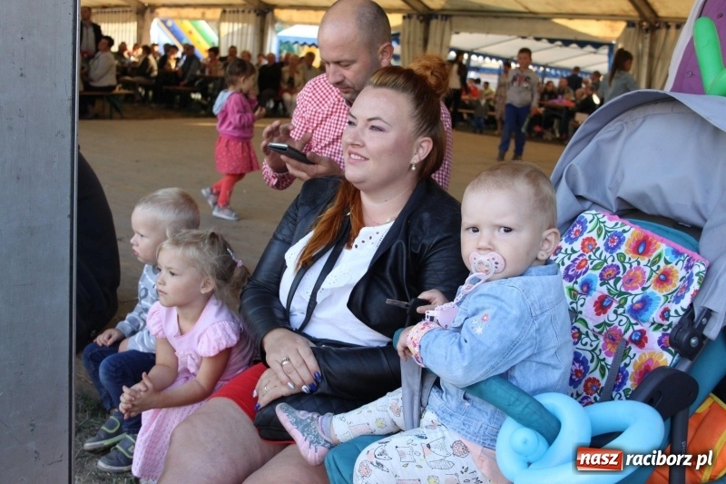 Zdjęcie w galerii na portalu naszraciborz.pl: Krzanowickie Omy i Opy, Zbóje i Mirek Jędrowski zabawiali publiczność na dożynkach powiatowych w Krzanowicach wiadomości z regionu