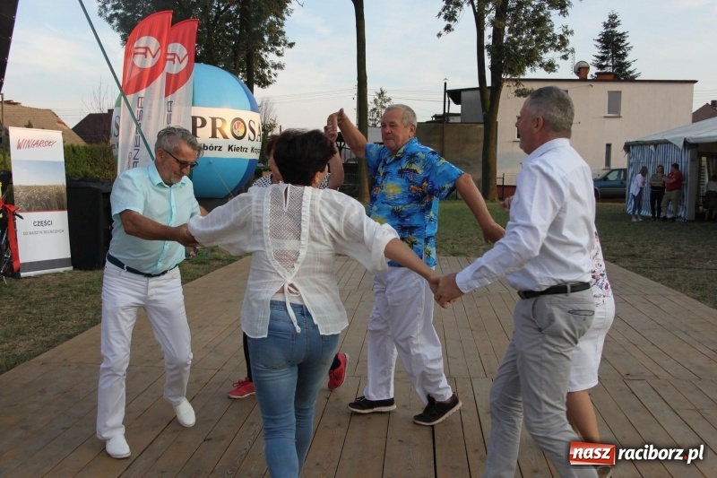 Zdjęcie w galerii na portalu naszraciborz.pl: Krzanowickie Omy i Opy, Zbóje i Mirek Jędrowski zabawiali publiczność na dożynkach powiatowych w Krzanowicach wiadomości z regionu