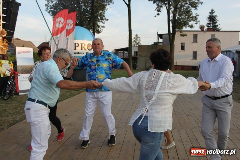 Zdjęcie w galerii na portalu naszraciborz.pl: Krzanowickie Omy i Opy, Zbóje i Mirek Jędrowski zabawiali publiczność na dożynkach powiatowych w Krzanowicach wiadomości z regionu