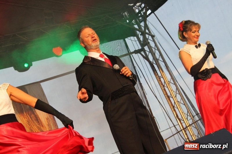 Zdjęcie w galerii na portalu naszraciborz.pl: Krzanowickie Omy i Opy, Zbóje i Mirek Jędrowski zabawiali publiczność na dożynkach powiatowych w Krzanowicach wiadomości z regionu