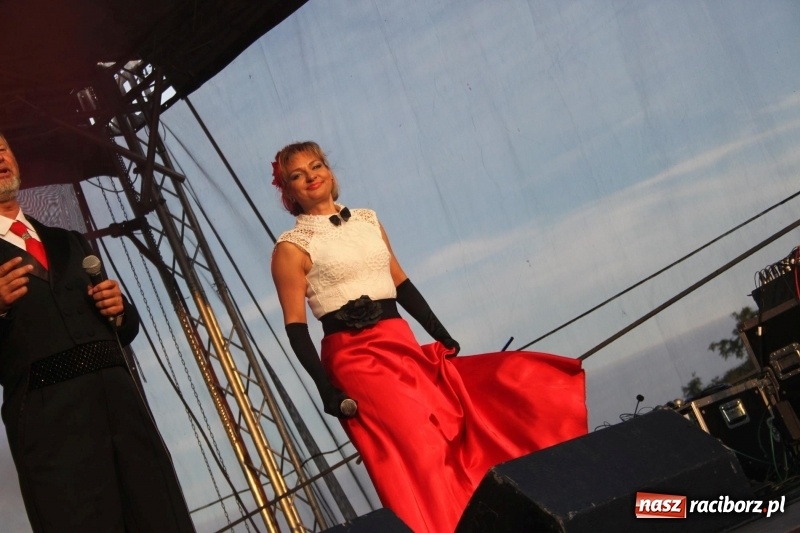 Zdjęcie w galerii na portalu naszraciborz.pl: Krzanowickie Omy i Opy, Zbóje i Mirek Jędrowski zabawiali publiczność na dożynkach powiatowych w Krzanowicach wiadomości z regionu