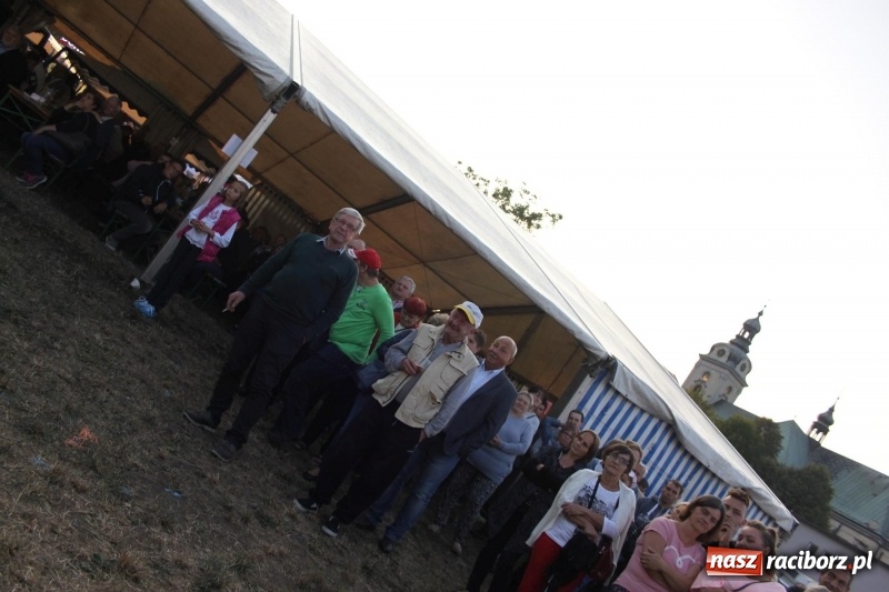 Zdjęcie w galerii na portalu naszraciborz.pl: Krzanowickie Omy i Opy, Zbóje i Mirek Jędrowski zabawiali publiczność na dożynkach powiatowych w Krzanowicach wiadomości z regionu